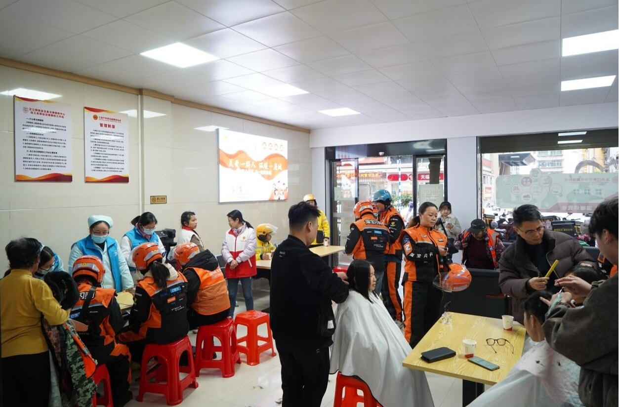 户外劳动者驿站暖心启用 芷江总工会“一站式”服务情暖寒冬