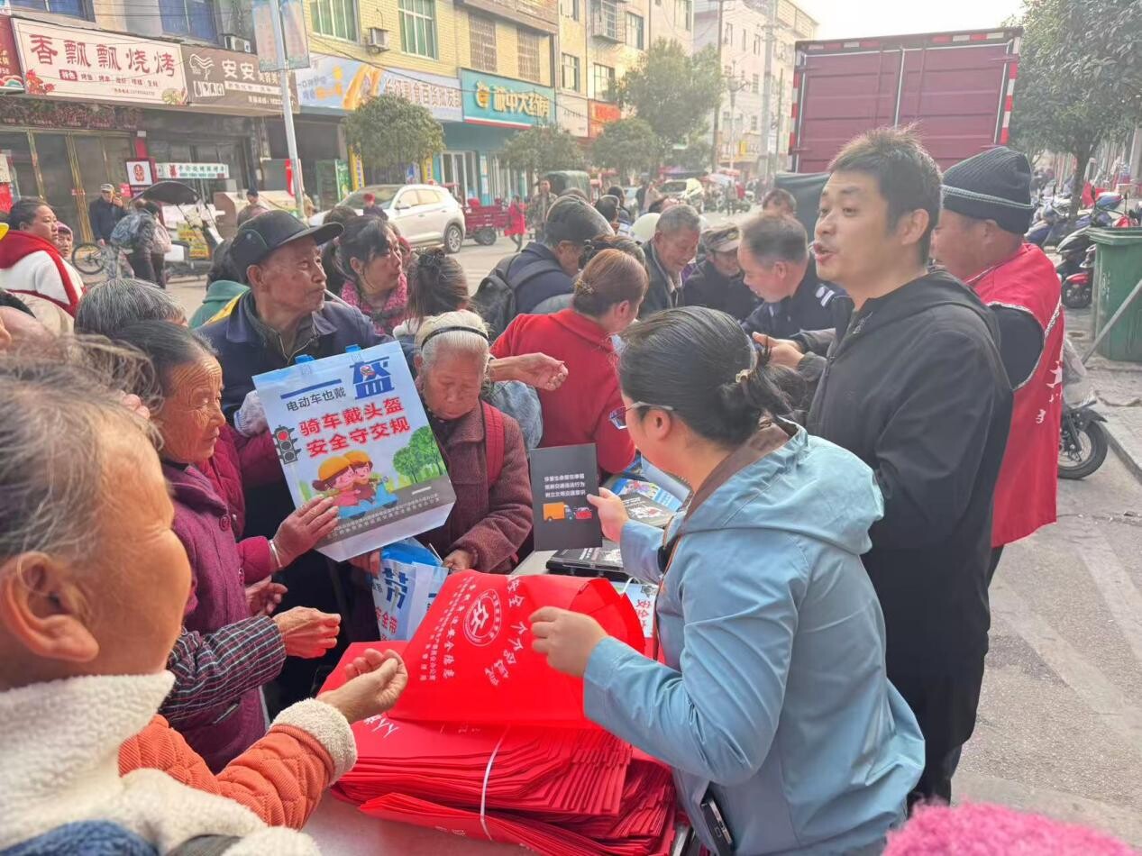 新店坪镇：赶集日“摆课堂” 织密冬季安全网