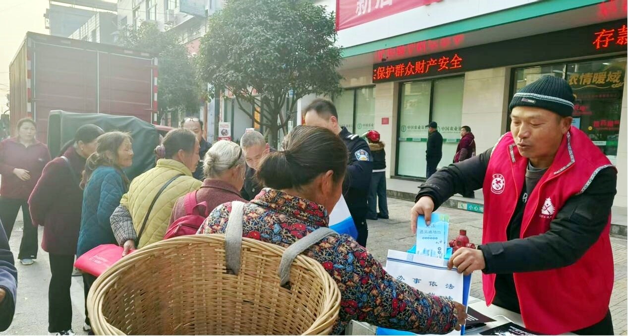 新店坪镇开展宪法宣传 让法治观念深入民心