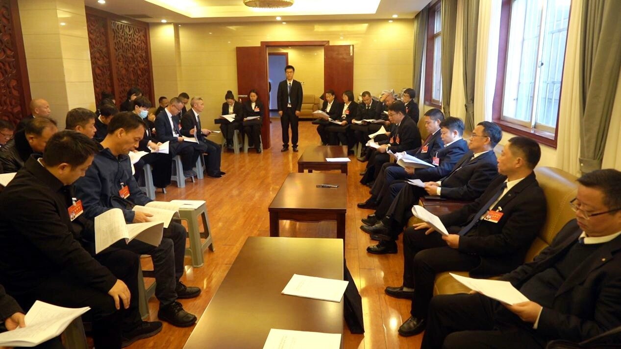 芷江侗族自治县第九届人民代表大会第五次会议主席团第一次会议召开