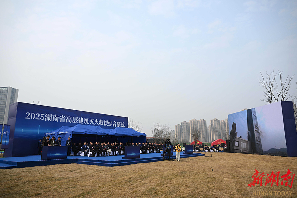 沈晓明毛伟明观摩全省高层建筑灭火救援综合演练