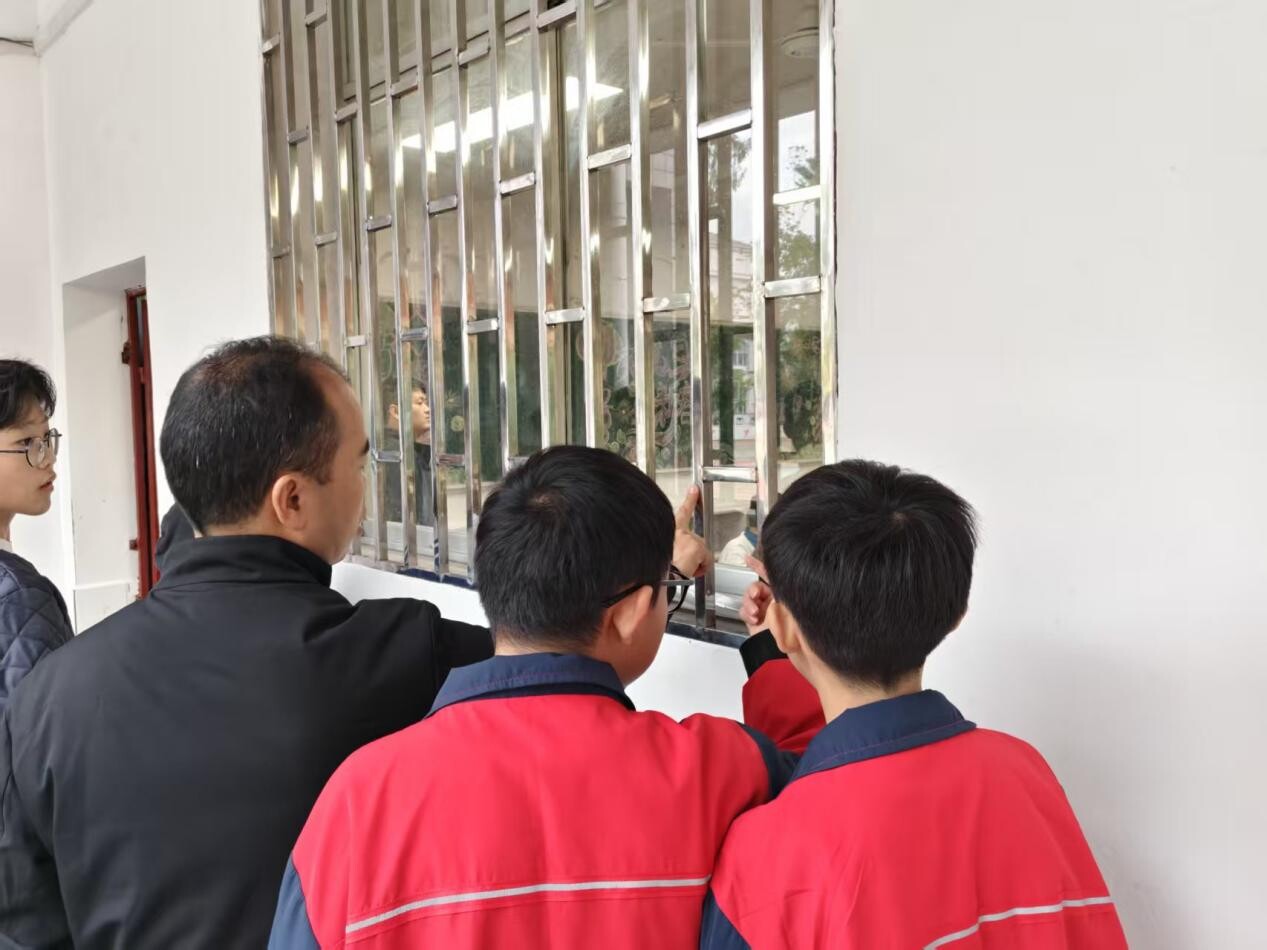 擦亮校园底色 夯实育人根基  芷江二中开展全校卫生大检查