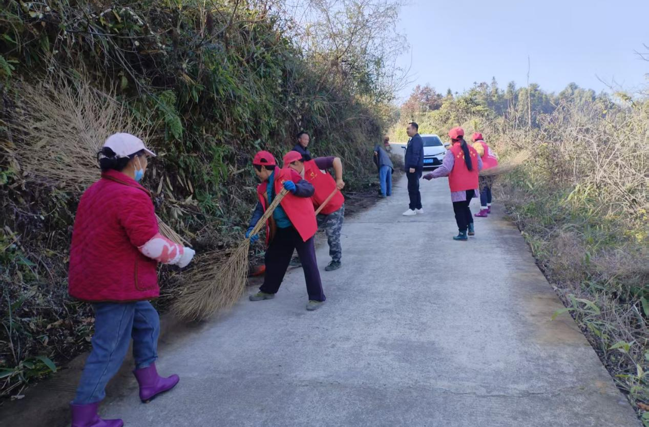冷水溪乡龙孔坪村：村民自发齐上阵 共绘美丽乡村新图景
