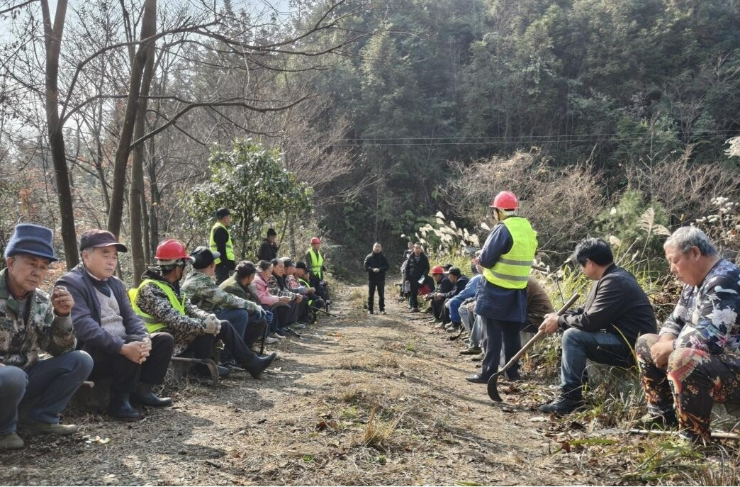 土桥镇两户村：冬季拧紧“安全锁” 筑牢平安防护墙
