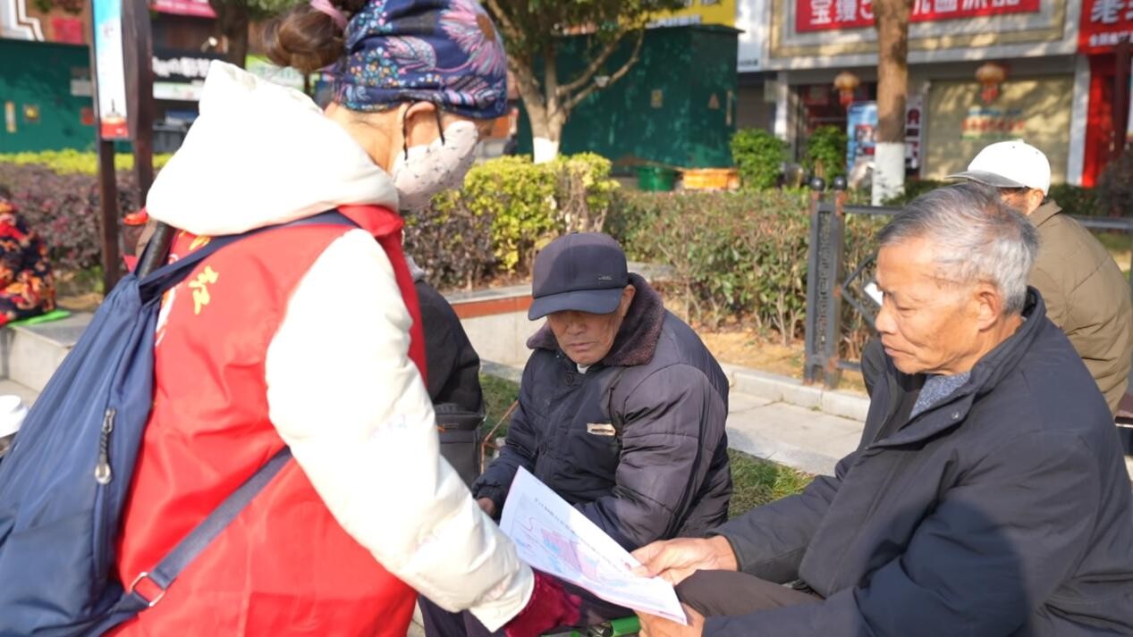 芷江老干部（老年）大学志愿者开展禁燃宣传进万家活动