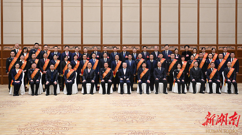 新一轮湖南禁毒人民战争部署大会召开 沈晓明会前与代表合影 毛伟明出席会议并讲话