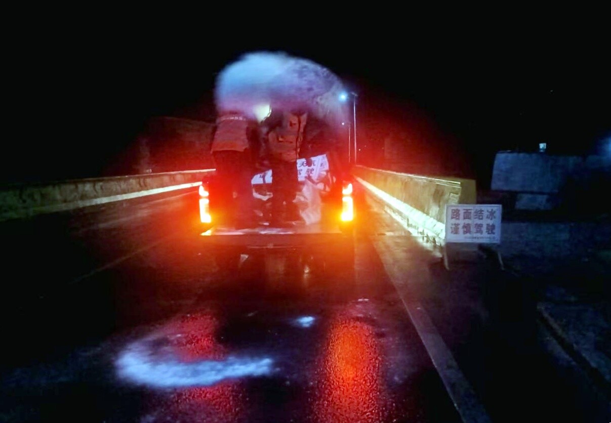 芷江公路建设养护中心积极应对低温雨雪 筑牢道路通行安全防线