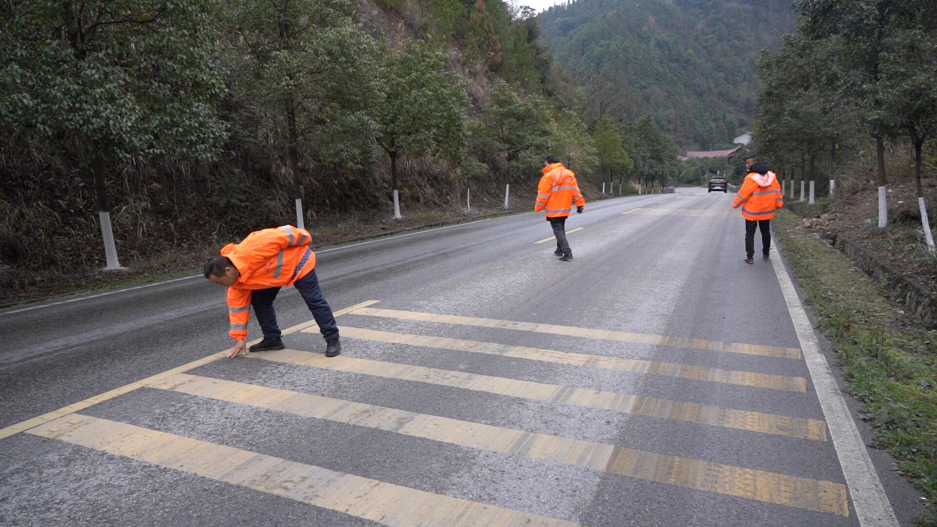 芷江公路建设养护中心：多措并举 筑牢冰冻雨雪天气公路安全防线
