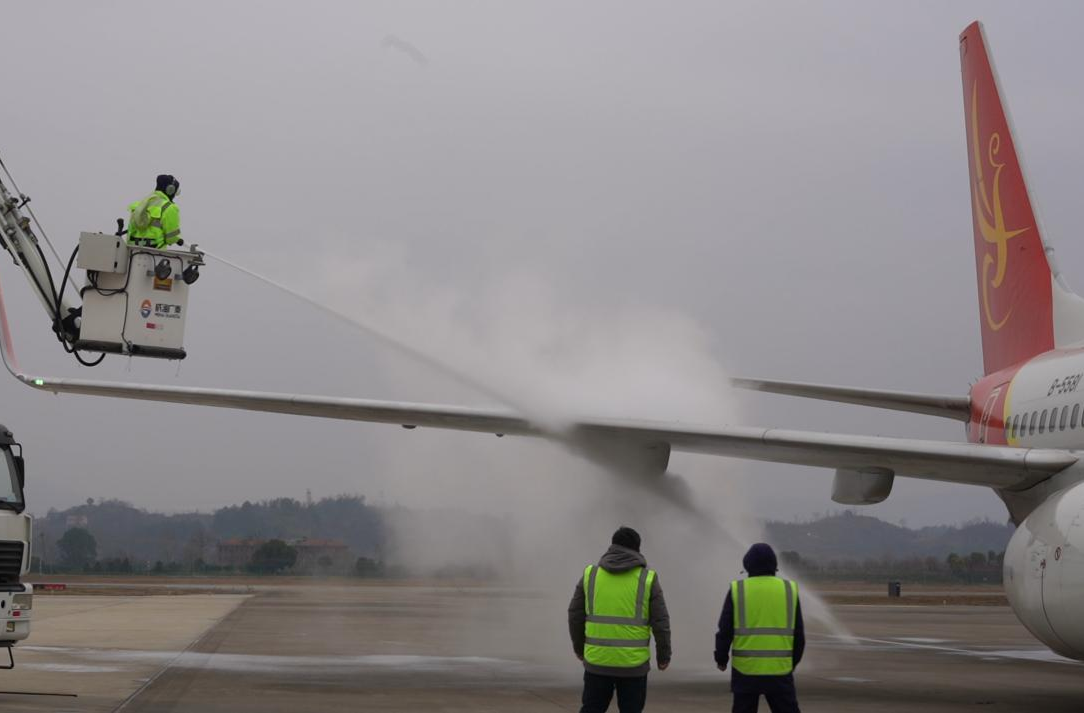 冰冻雨雪天气 怀化芷江机场全力护航航班起降