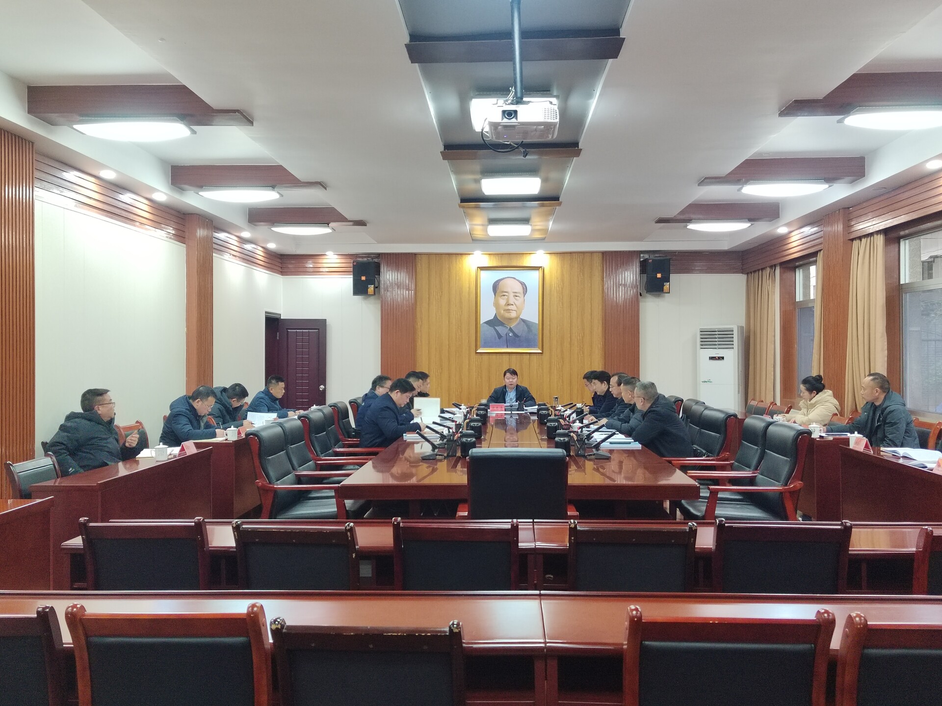 梁志平主持县委常委班子2025年度民主生活会会前学习暨县委理论学习中心组2026年第一次集体学习