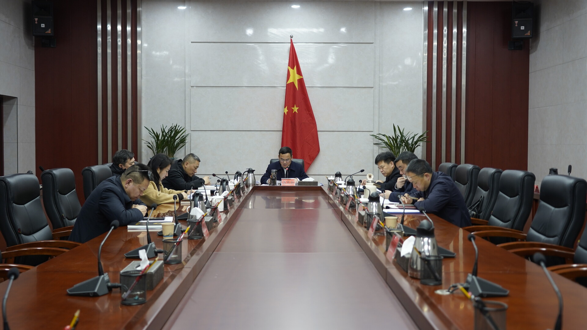 梁元和主持县政府党组班子2025年度民主生活会会前学习暨县政府党组理论学习中心组2026年第一次集体学习