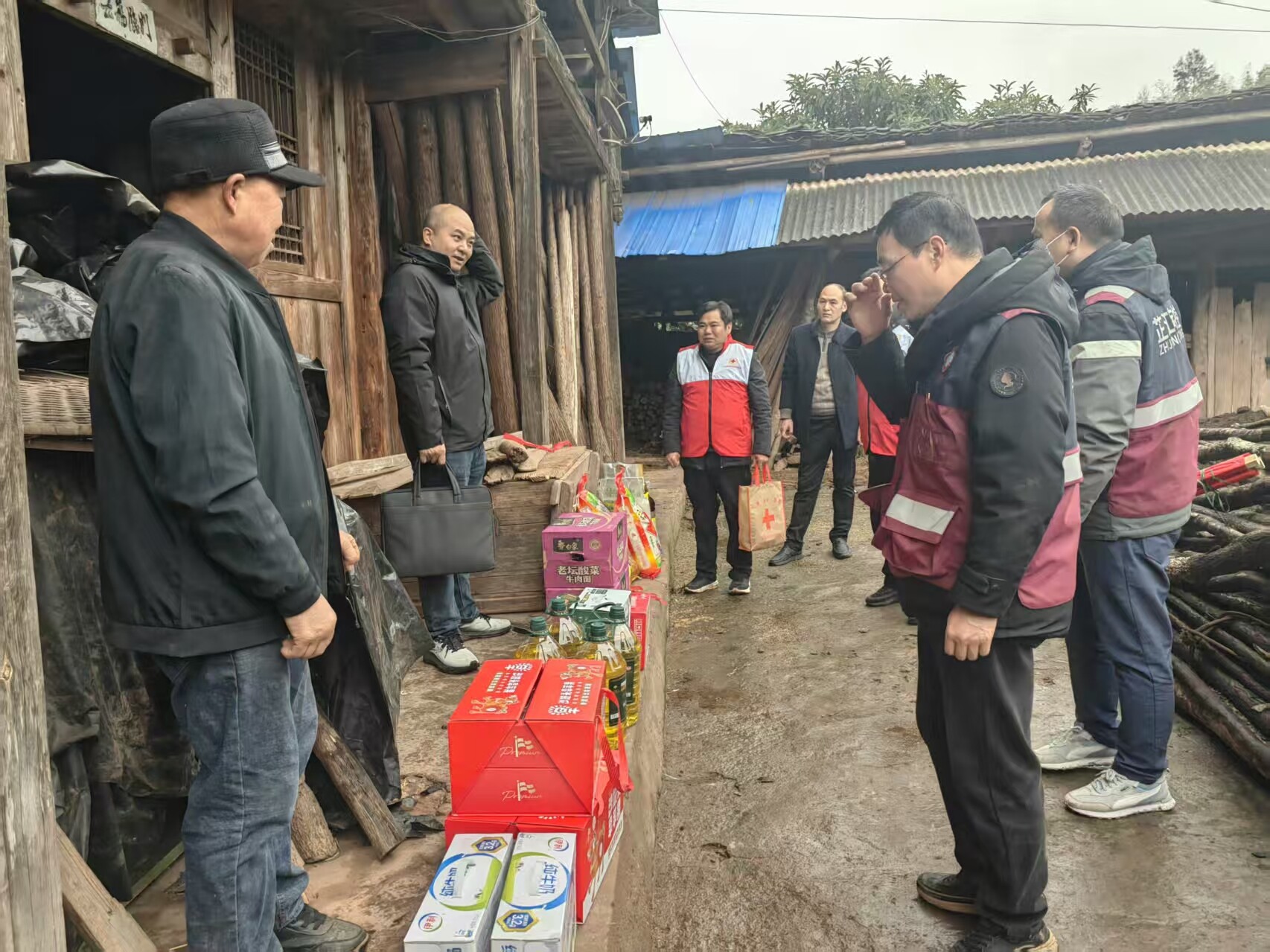 冬日暖情！芷江多部门赴山区慰问麻风病康复者