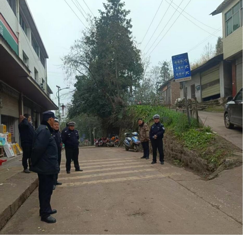 赶集日里话安全 水宽乡开展“一盔一带”劝导