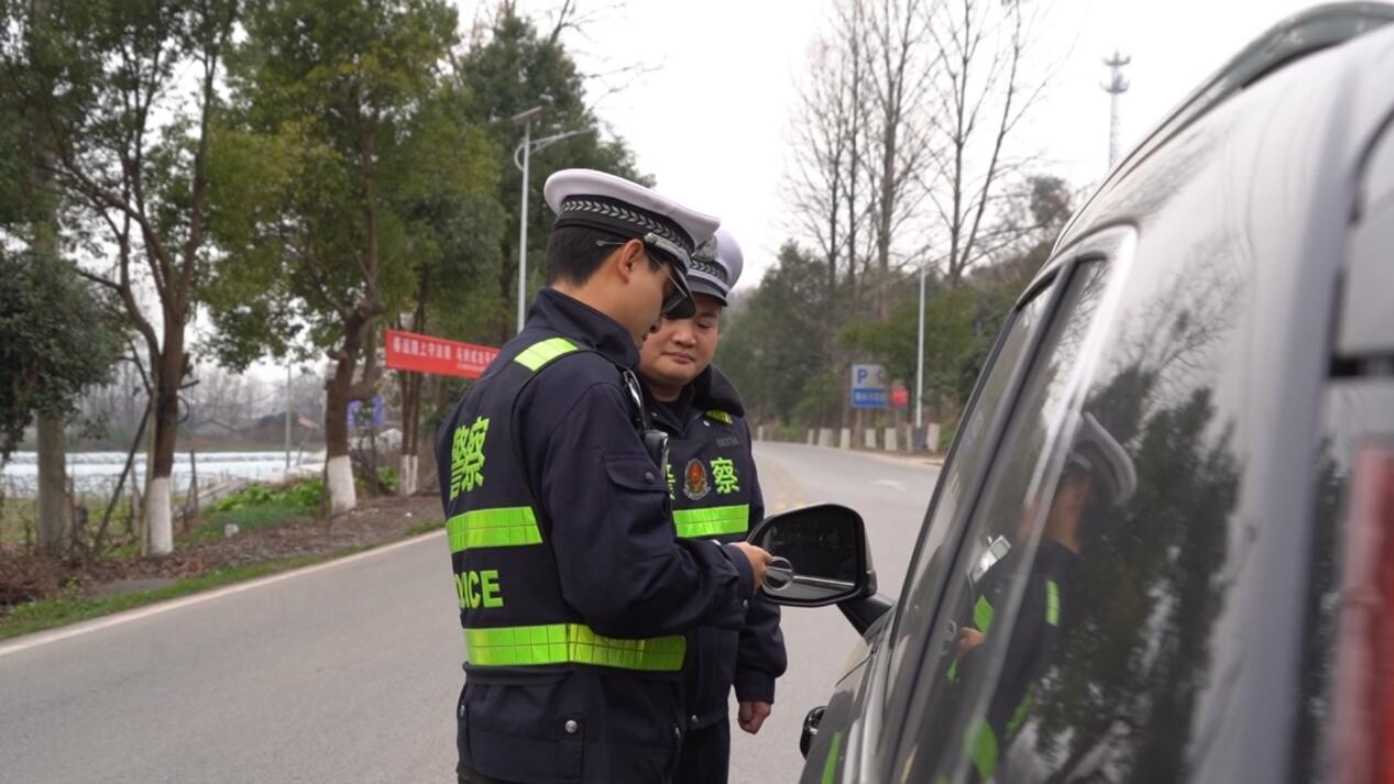 春运启幕护平安 芷江交警多点发力筑牢道路安全防线