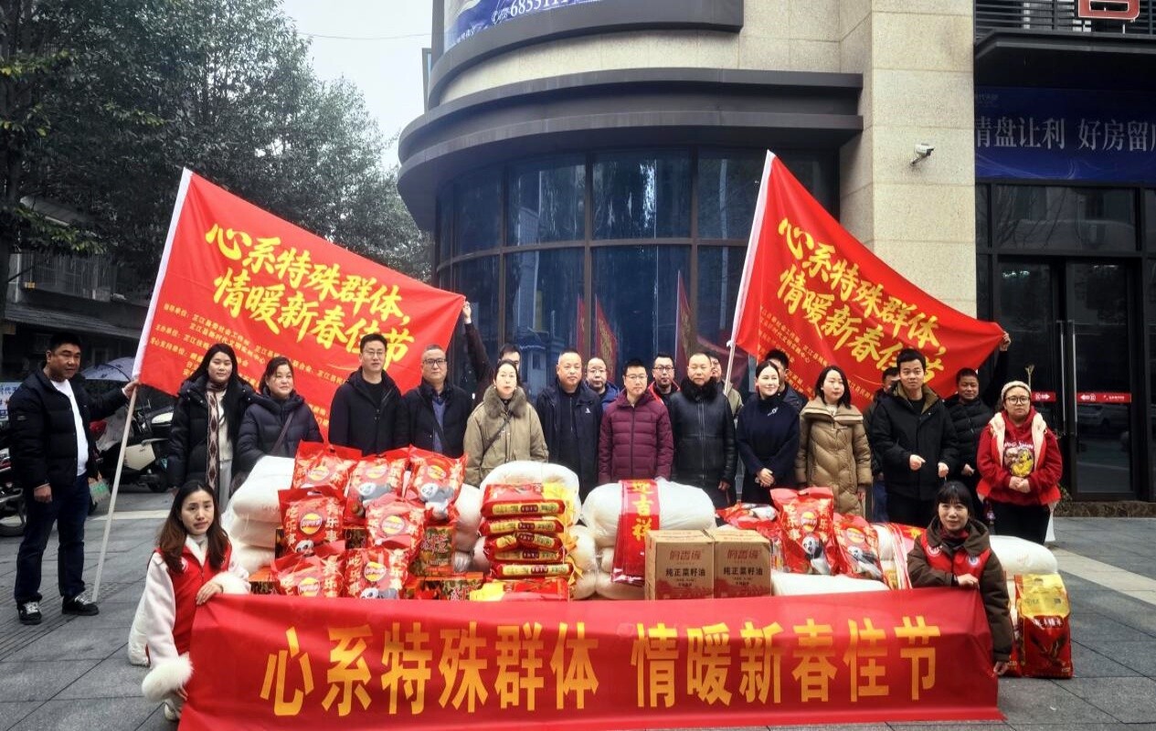 新春走基层 送温暖丨从物资到陪伴 芷江志愿者春节前把团圆味送到困难群众家中