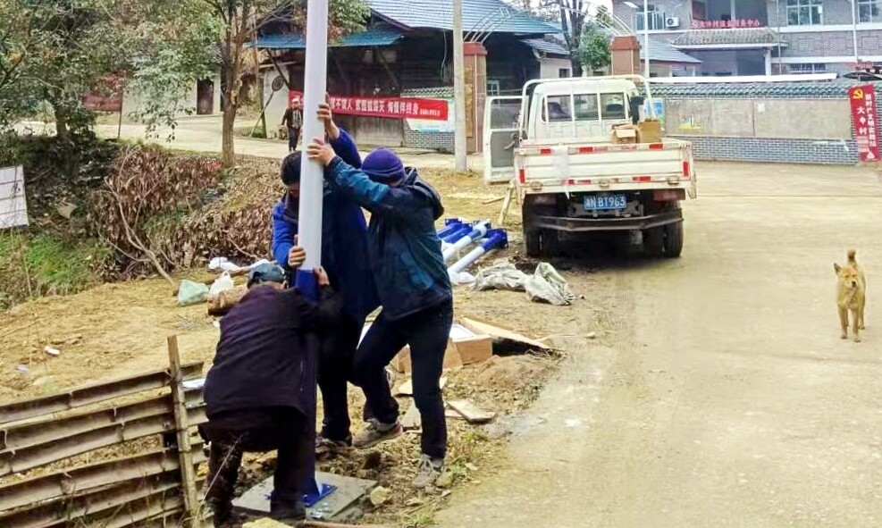 小路灯点亮大民生 暖民心映照振兴路