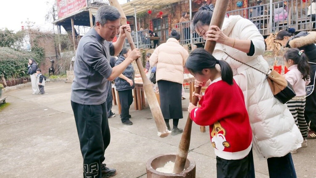 糍粑飘香迎新春 翰墨送福暖融媒 芷江融媒体中心工会开展春节民俗体验活动