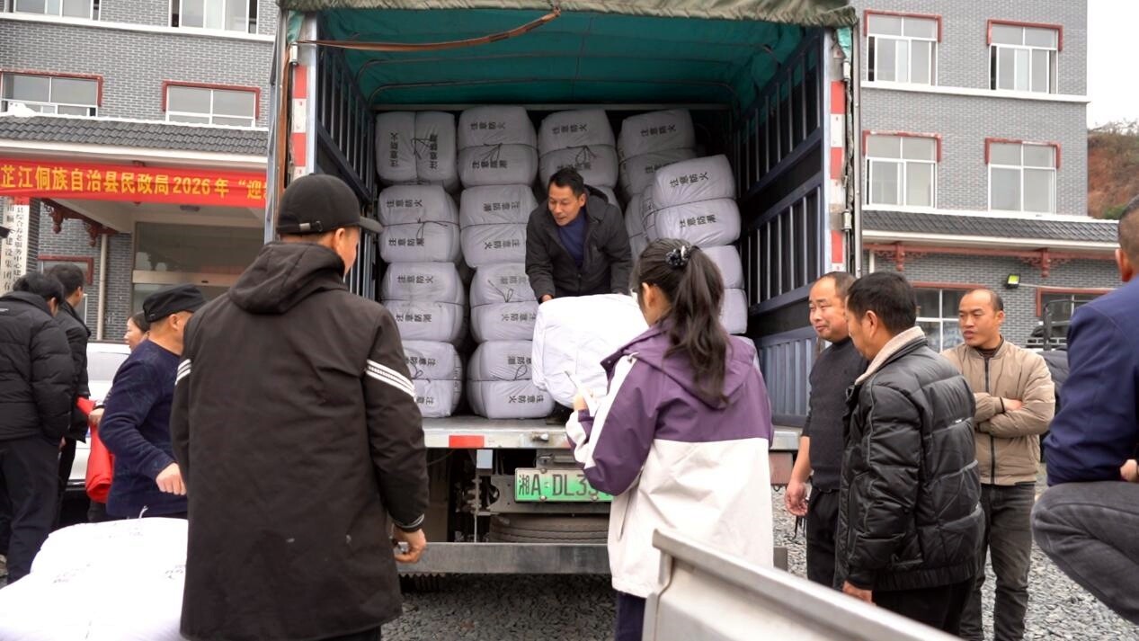 新春走基层 送温暖丨芷江民政：棉被御寒冬 热饭暖黄昏