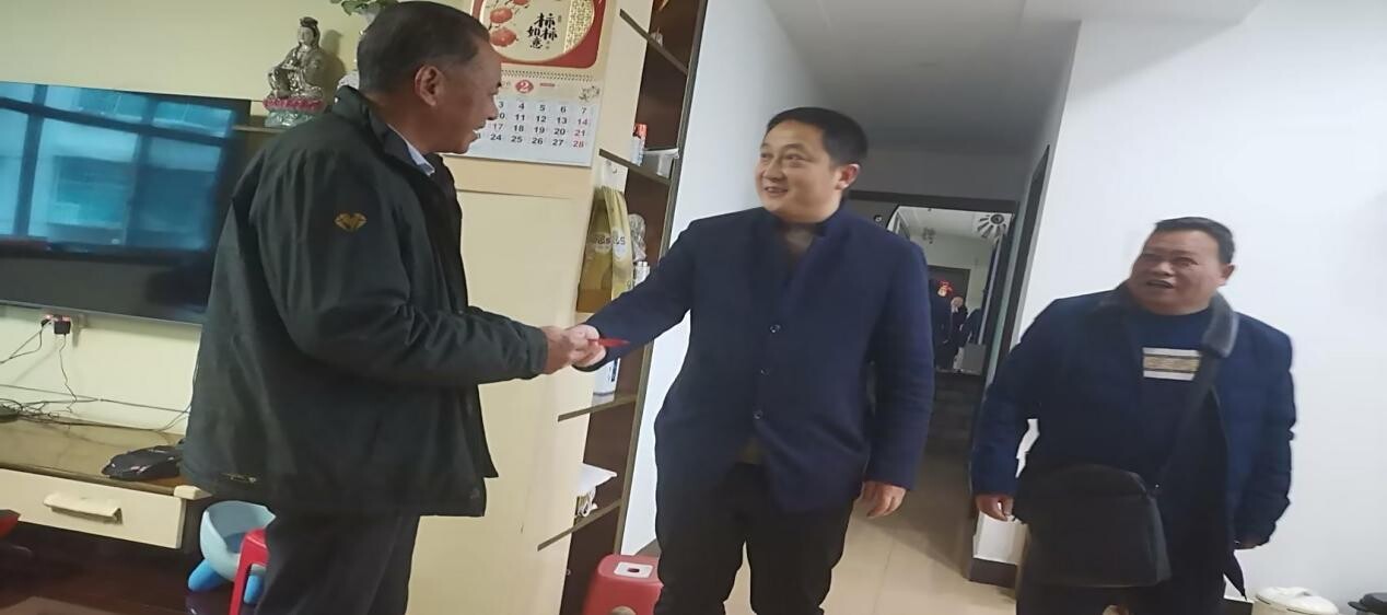 新春慰问送温暖 关怀老党员显温情 —— 芷江镇开展走访慰问生病退休老党员活动