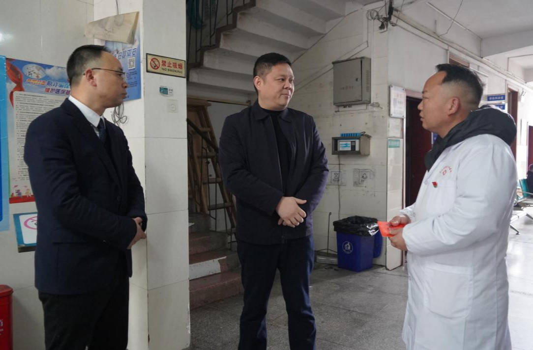 新春走基层送温暖丨余小武带队开展春节前走访慰问活动