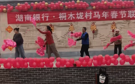 品民俗 迎新年丨新店坪镇：民俗“闹”新春 干群企携手迎新