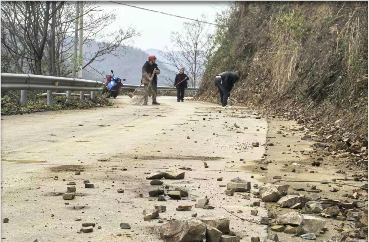 碧涌镇清江村：雨后抢通“便民路”