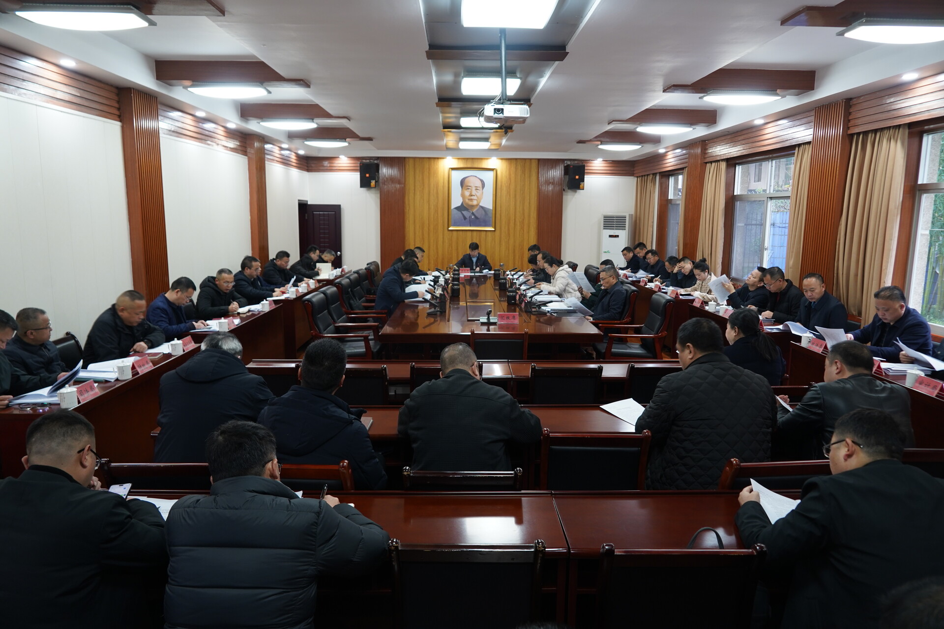 梁志平主持召开专题会议，安排部署企业服务年行动等重点工作