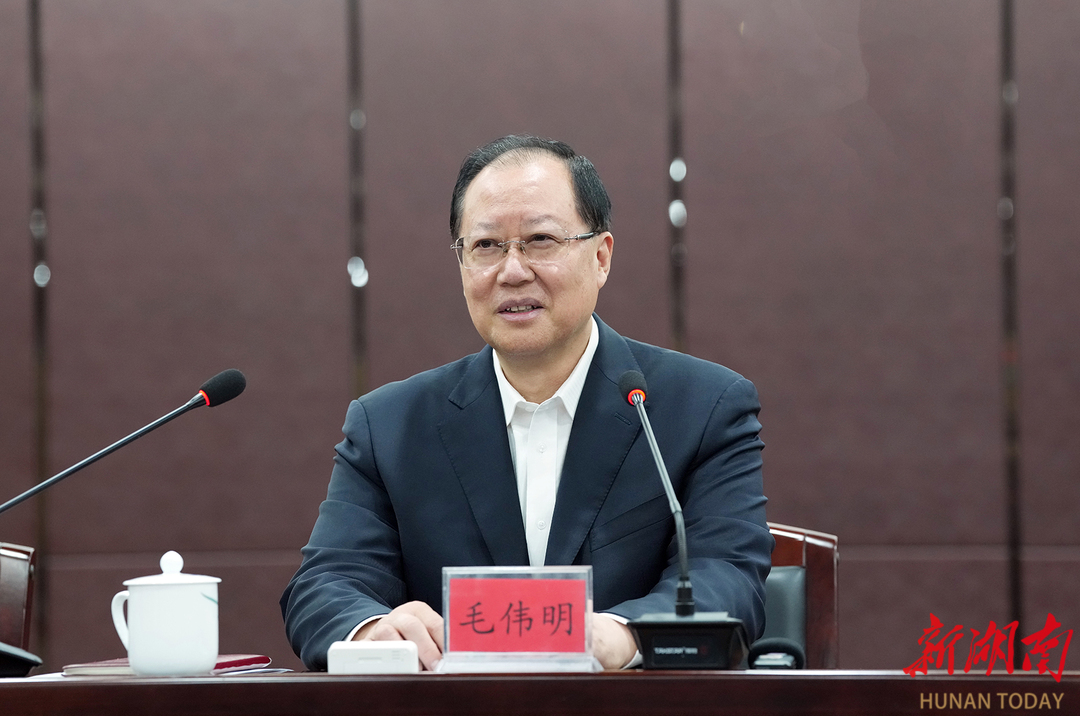 毛伟明赴审计署长沙特派办走访慰问干部职工