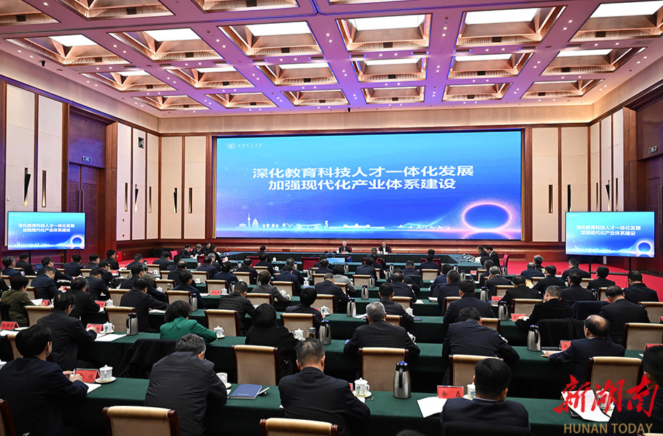 沈晓明：一体推进教育科技人才发展 为实现“三高四新”美好蓝图提供有力支撑