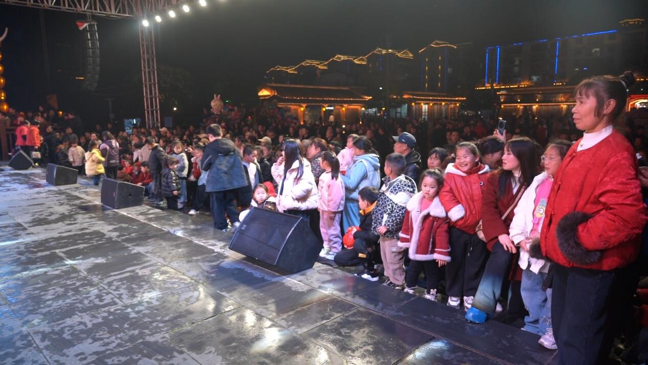 鼓楼广场歌舞欢腾 芷江群众文艺展演闹元宵庆名城新誉