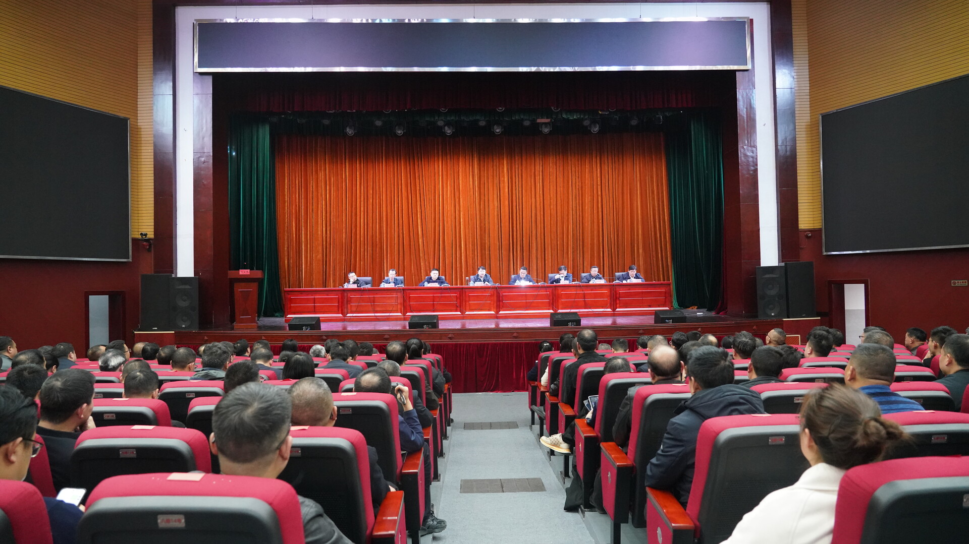 全县促进民营经济发展壮大暨“企业服务年”行动推进大会召开