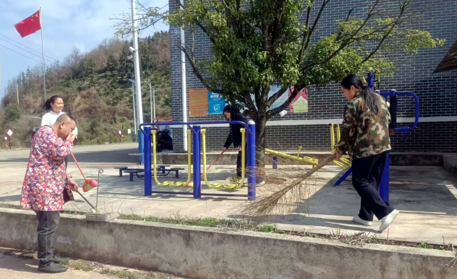 罗卜田乡开展学雷锋“清捡垃圾 传递文明”志愿服务活动