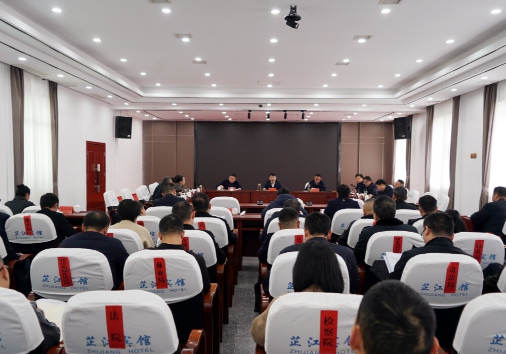 梁志平主持县委理论学习中心组集体学习