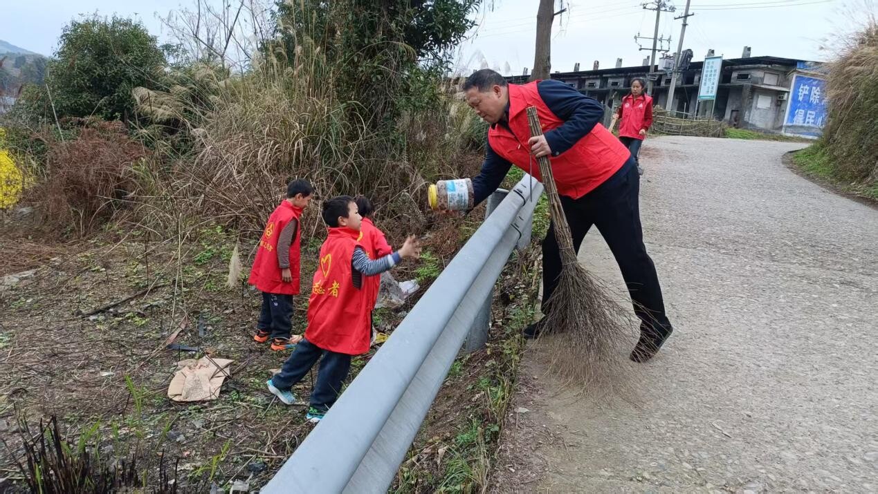 新店坪镇桐木垅村开展学雷锋志愿活动