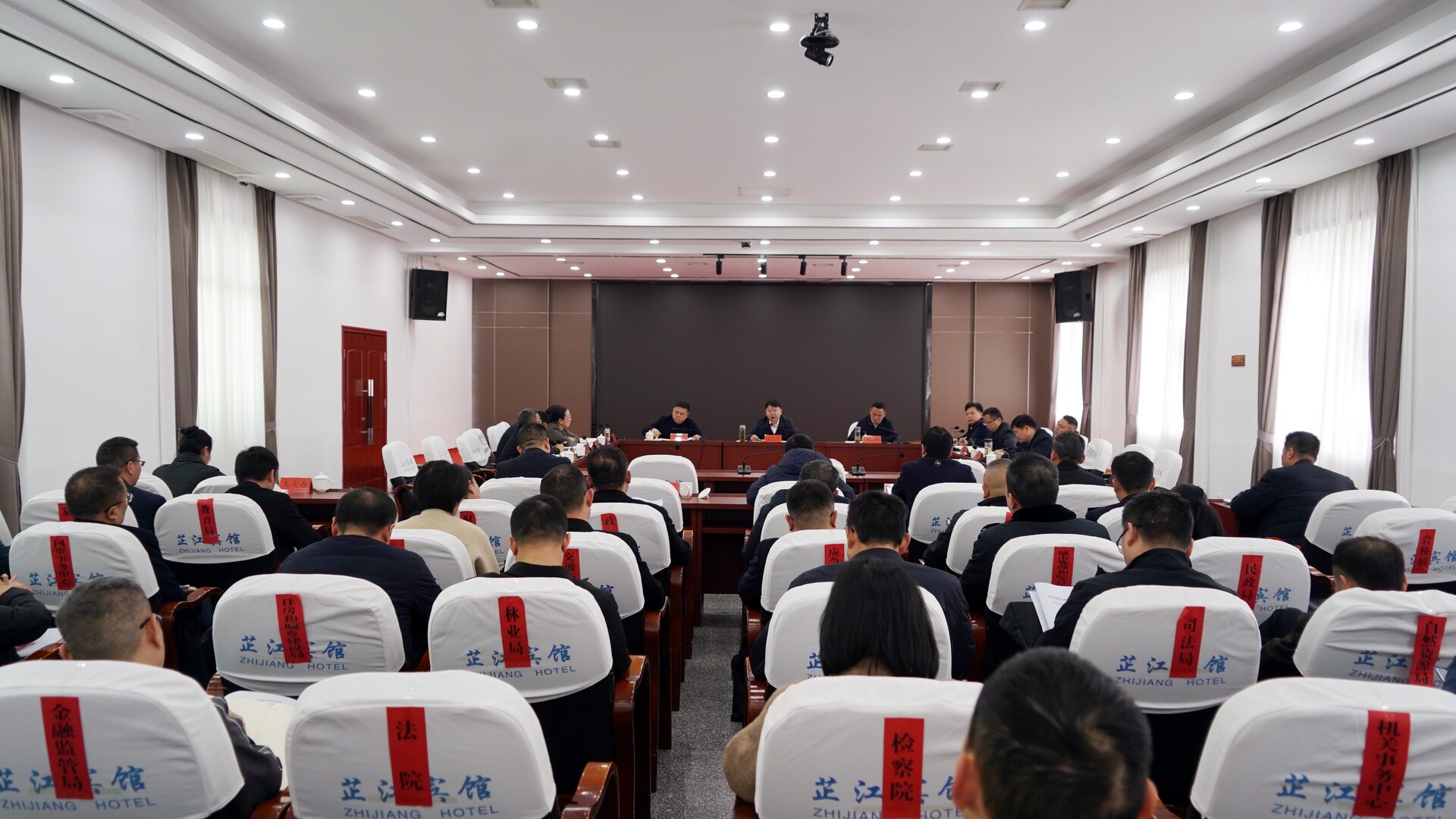 梁志平主持县委理论学习中心组集体学习