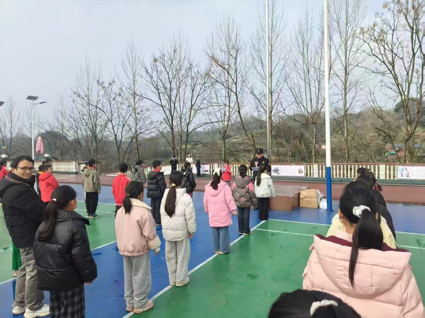 楠木坪镇：安全护航启新程 法治守护伴成长