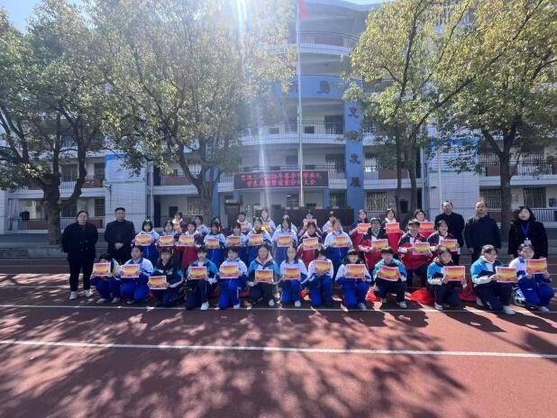 芷江二中2026年春季开学典礼暨表彰大会圆满举行