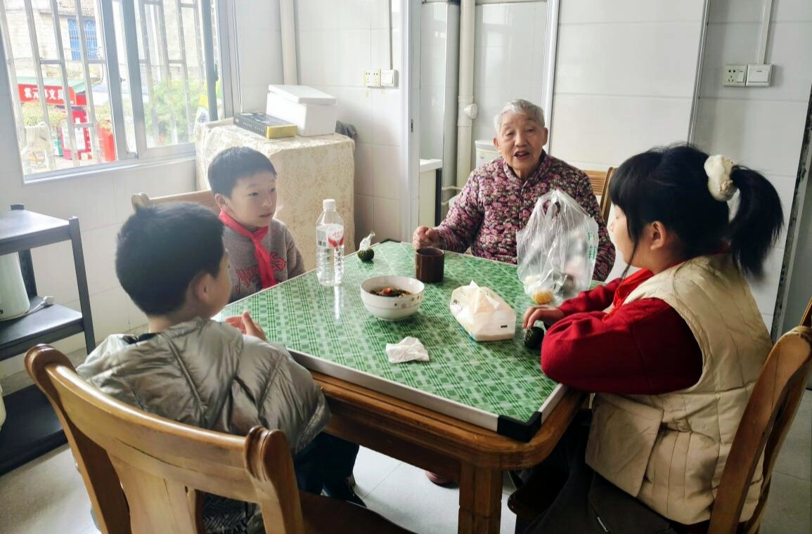 学雷锋践行动 一老一小暖相伴——学园社区开展关爱志愿服务活动