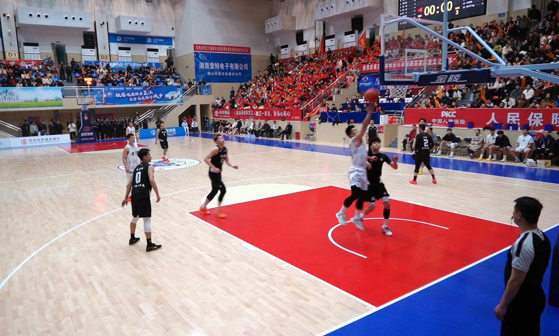 “湖南银行杯”首届怀化市篮球联赛：溆浦队客场力克芷江队 芷江主场氛围燃爆飞虎体育馆