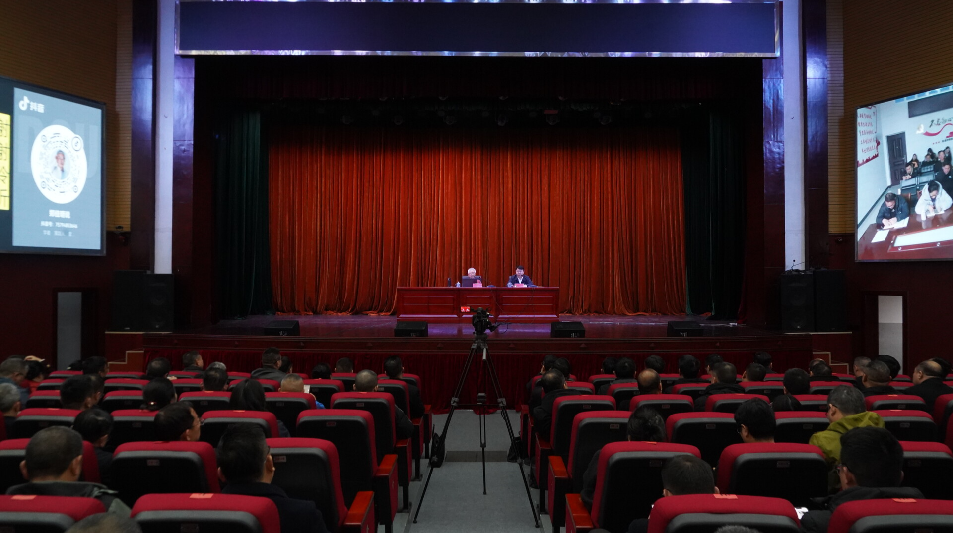 梁志平主持县委理论学习中心组集体学习