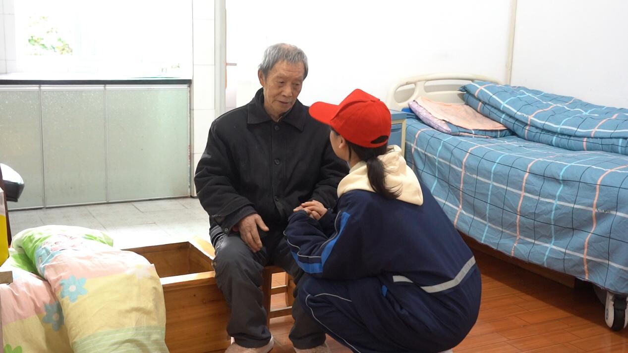 芷江一中开展敬老志愿服务活动