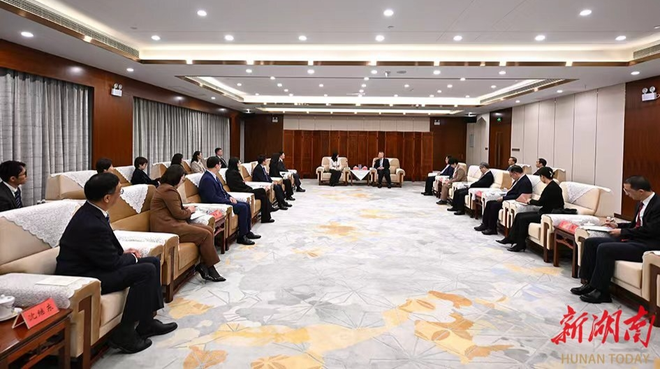 沈晓明会见先进医疗技术协会代表团一行