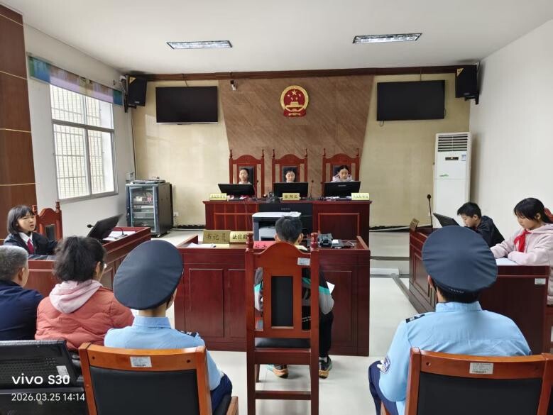 芷江关工委：沉浸式体验法庭审案 筑牢未成年法治根基