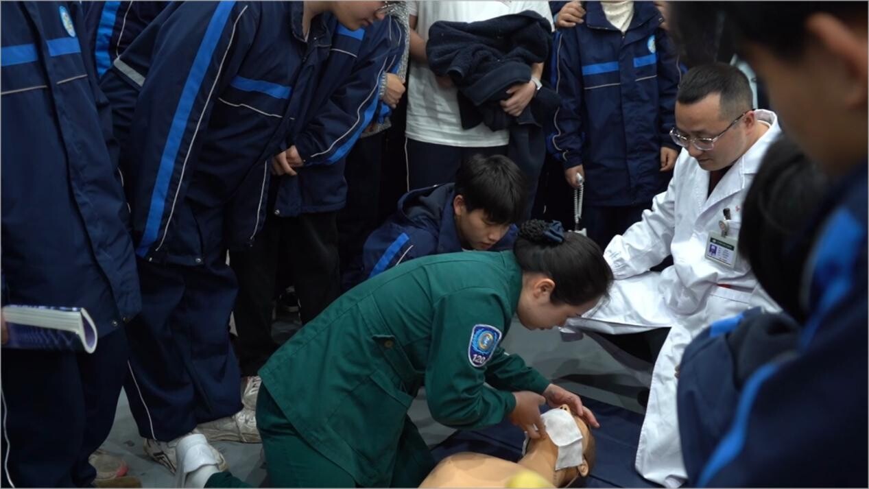 芷江：医校携手学雷锋 急救知识进校园