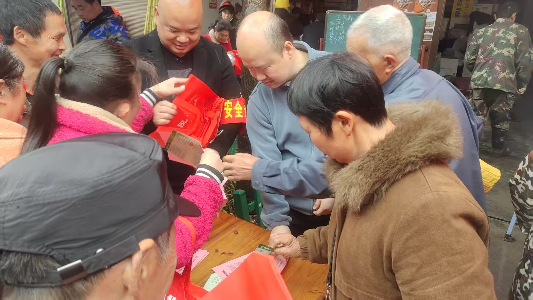 罗卜田乡借力赶集日 筑牢清明节森林防灭火安全防线