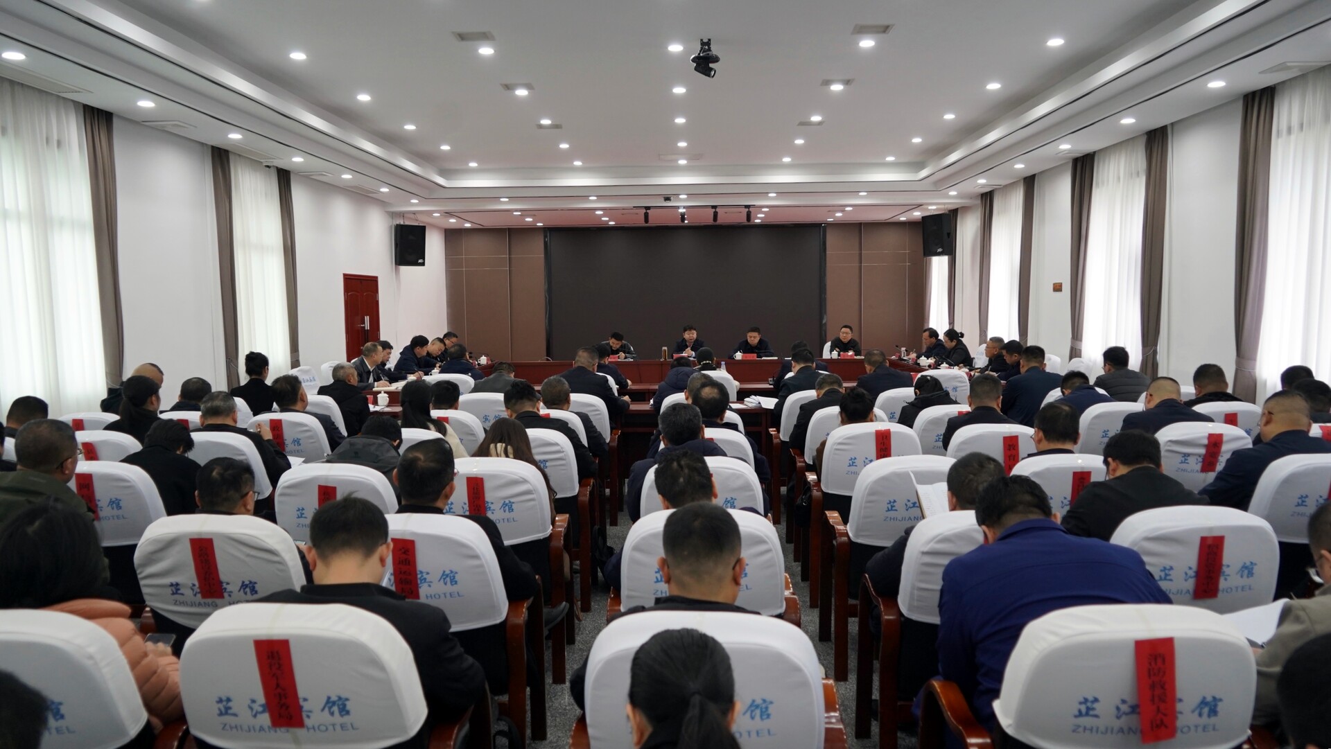 梁志平主持树立和践行正确政绩观学习教育读书班暨县委理论学习中心组集体学习