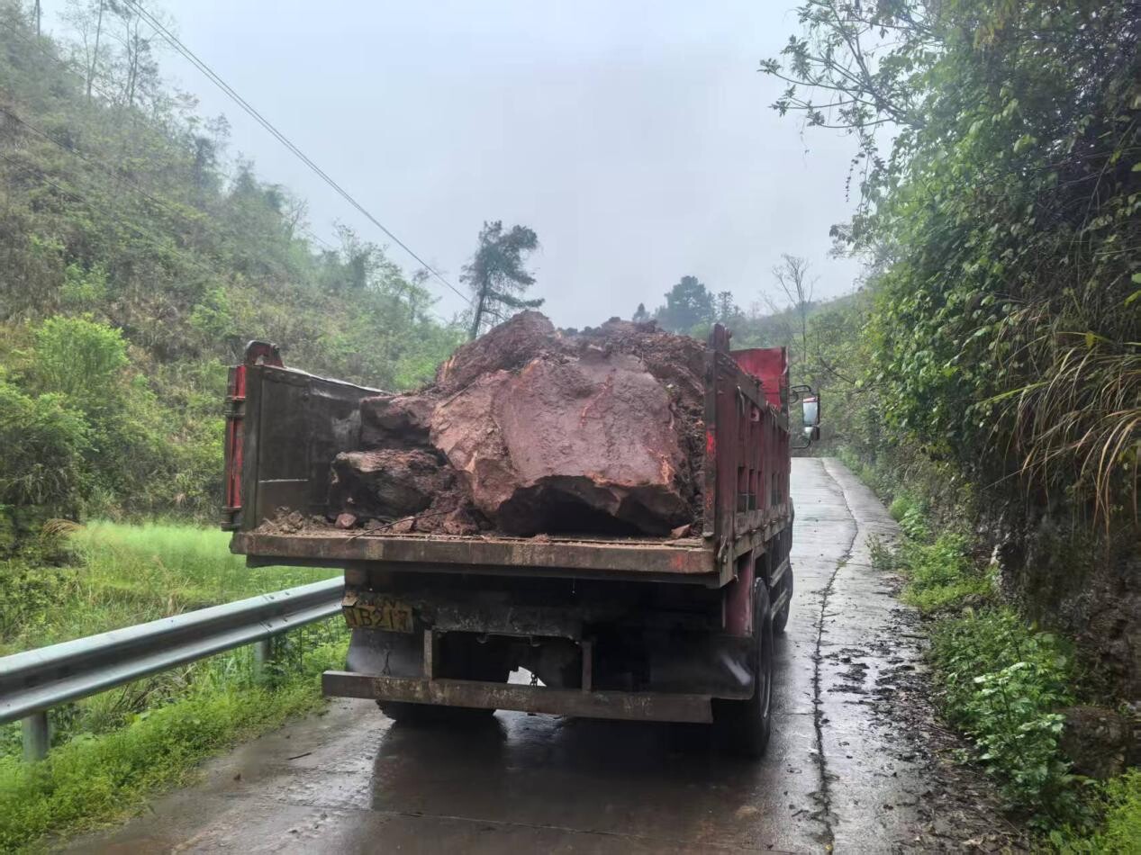 芷江镇桃花溪村：连夜降雨致道路塌方 畅通道路护民生