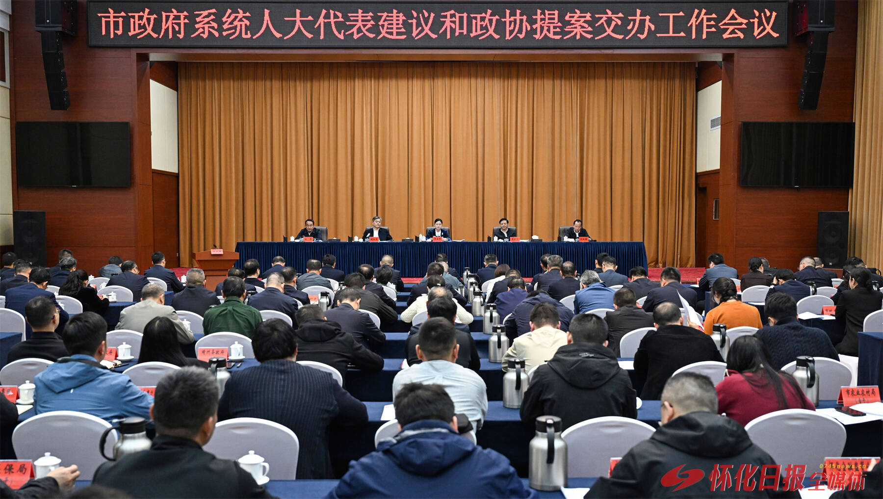 市政府系统人大代表建议和政协提案交办工作会议要求：高站位高标准高质量办好建议提案