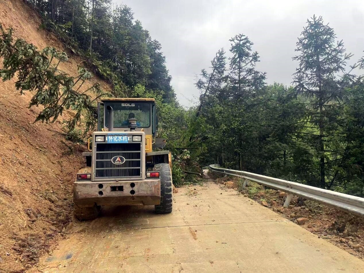 新店坪镇报木溪村抢通跨镇受阻道路