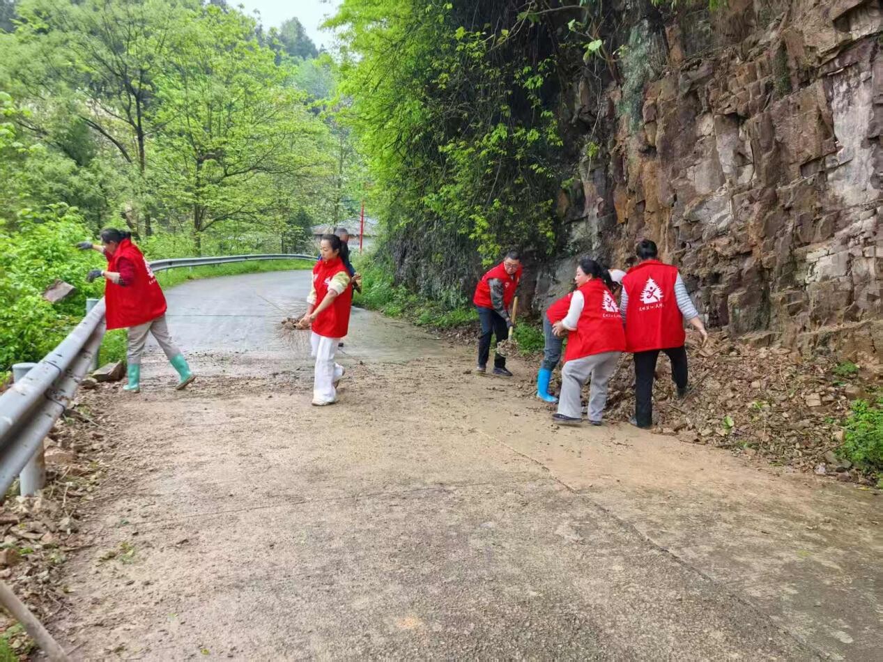 冷水溪乡驻村工作队雨后清障保畅，全力恢复人居环境与出行安全